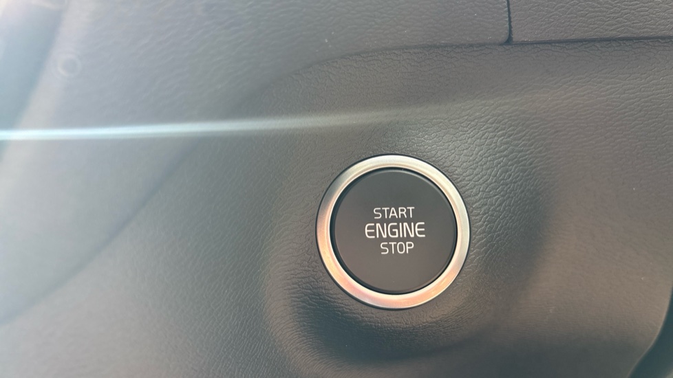Volvo XC40 2.0 B3P Plus Black Edition 5dr Auto Petrol Estate - Image 26