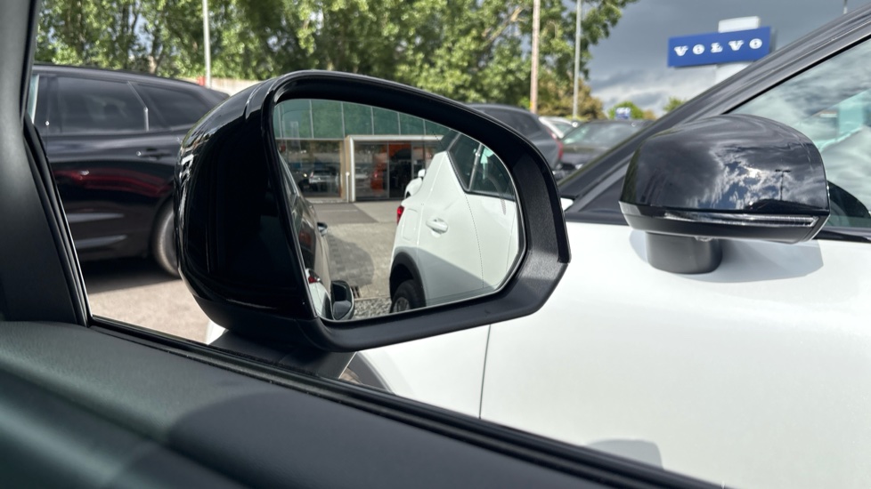 Volvo XC40 2.0 B3P Plus Black Edition 5dr Auto Petrol Estate - Image 30