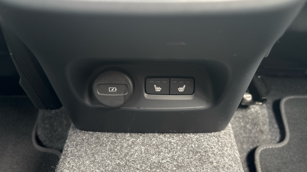 Volvo XC40 2.0 B3P Plus Black Edition 5dr Auto Petrol Estate - Image 35