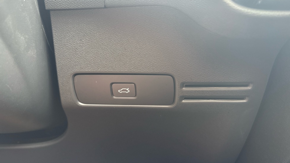 Volvo XC40 2.0 B3P Plus Black Edition 5dr Auto Petrol Estate - Image 38