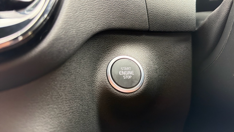 Volvo XC40 2.0 B3P Plus Black Edition 5dr Auto Petrol Estate - Image 27