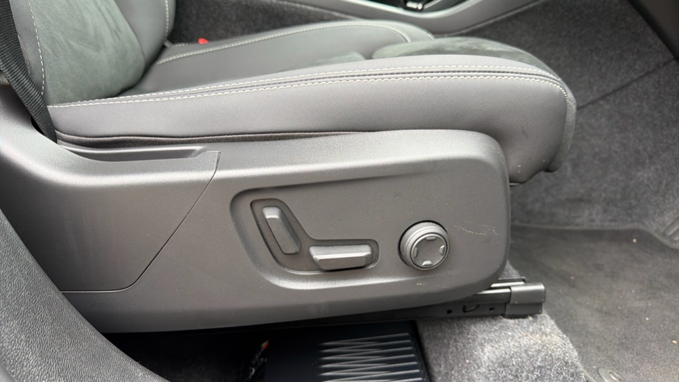 Volvo XC40 2.0 B3P Plus Black Edition 5dr Auto Petrol Estate - Image 30