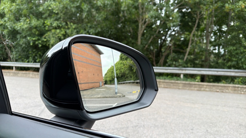 Volvo XC40 2.0 B3P Plus Black Edition 5dr Auto Petrol Estate - Image 32