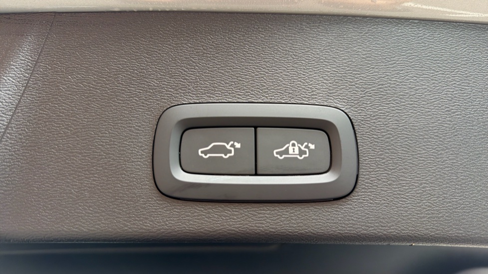 Volvo XC40 2.0 B3P Plus Black Edition 5dr Auto Petrol Estate - Image 35