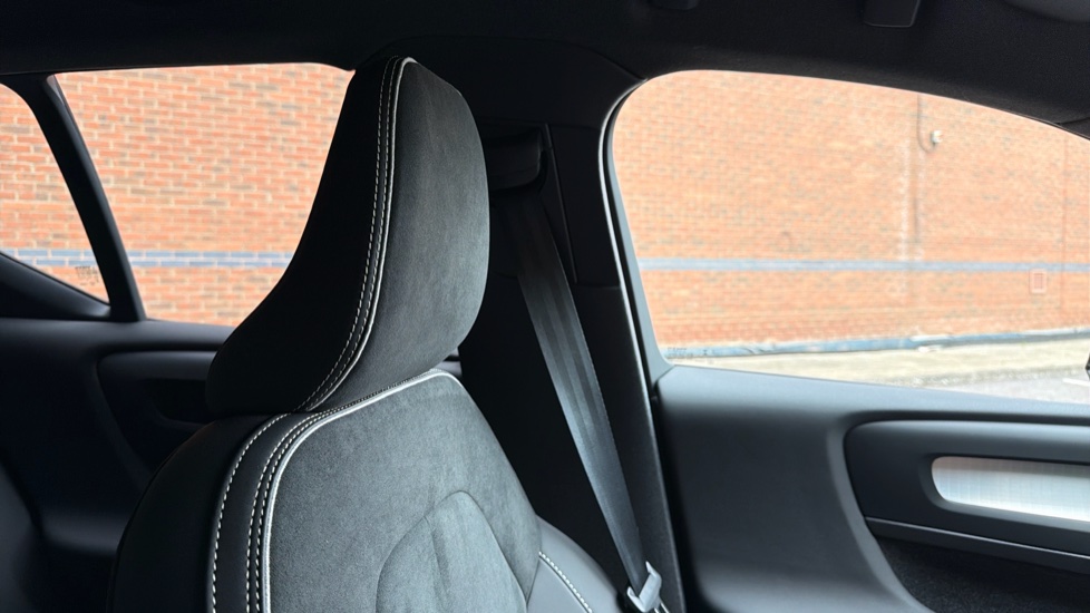 Volvo XC40 2.0 B3P Plus Black Edition 5dr Auto Petrol Estate - Image 39