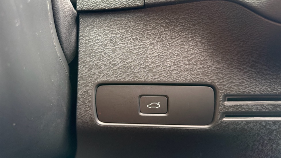 Volvo XC40 2.0 B3P Plus Black Edition 5dr Auto Petrol Estate - Image 40