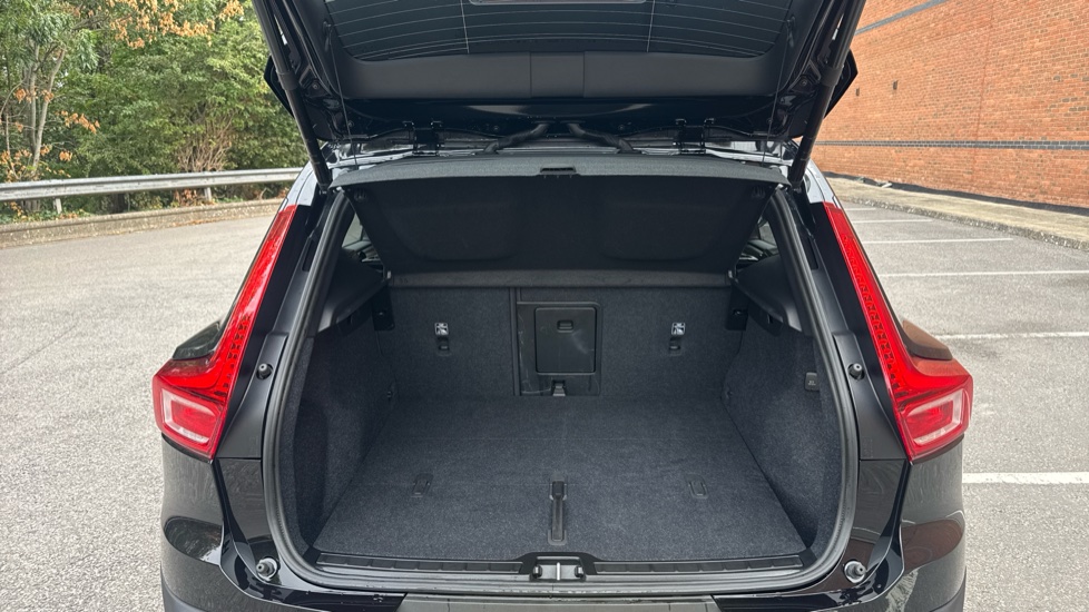 Volvo XC40 2.0 B4P Plus Black Edition 5dr Auto Petrol Estate - Image 13