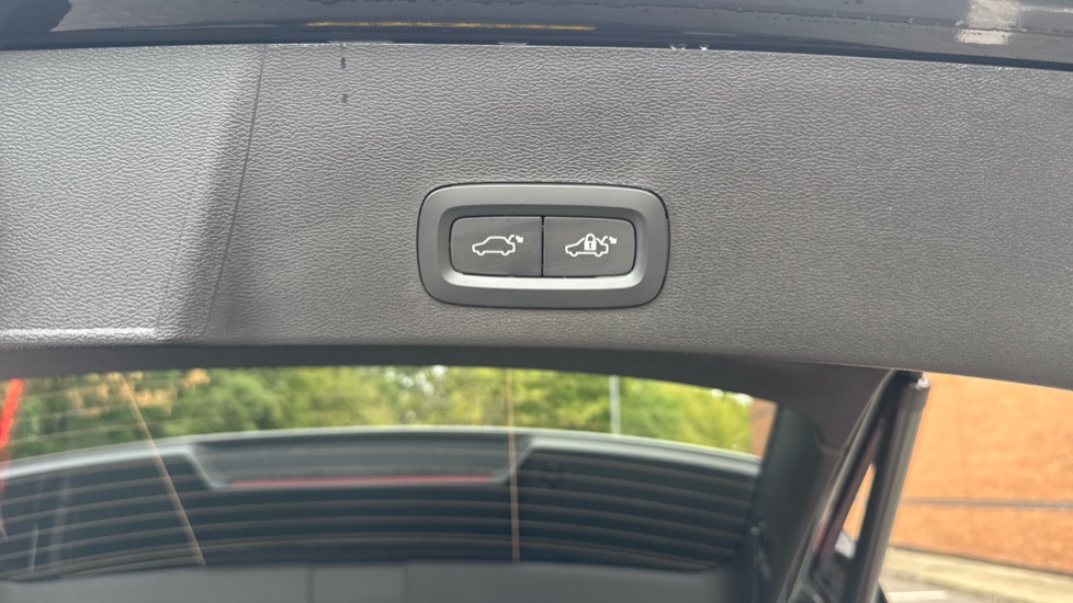 Volvo XC40 2.0 B4P Plus Black Edition 5dr Auto Petrol Estate - Image 16