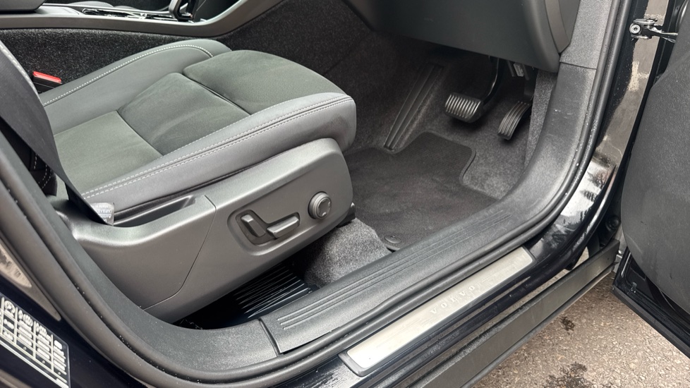 Volvo XC40 2.0 B4P Plus Black Edition 5dr Auto Petrol Estate - Image 31