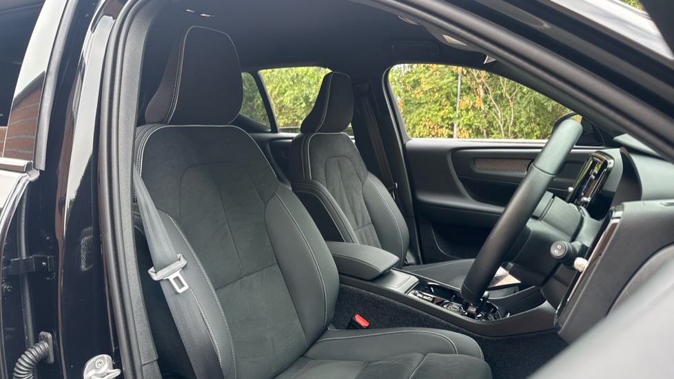Volvo XC40 2.0 B4P Plus Black Edition 5dr Auto Petrol Estate - Image 32