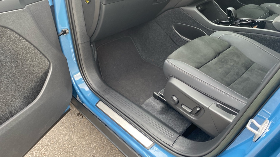 Volvo XC40 1.5 T5 Recharge PHEV Ultimate Dark 5dr Auto Estate - Image 29