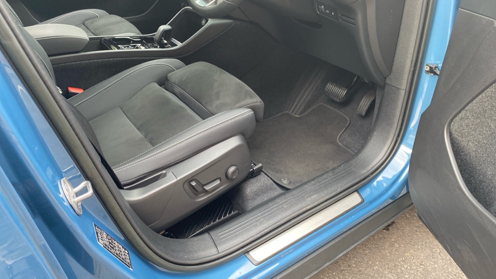 Volvo XC40 1.5 T5 Recharge PHEV Ultimate Dark 5dr Auto Estate - Image 32