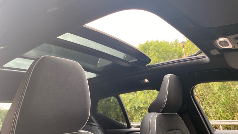 Volvo XC40 1.5 T5 Recharge PHEV Ultimate Dark 5dr Auto Estate - Image 35