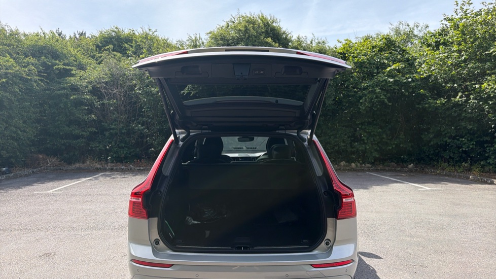 Volvo XC60 2.0 T6 [350] RC PHEV Plus Dark 5dr AWD Geartronic Estate - Image 13