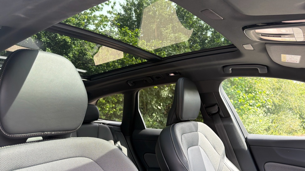 Volvo XC60 2.0 T6 [350] RC PHEV Plus Dark 5dr AWD Geartronic Estate - Image 31