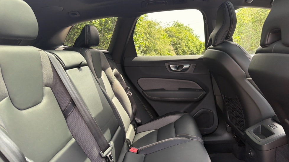 Volvo XC60 2.0 T6 [350] RC PHEV Plus Dark 5dr AWD Geartronic Estate - Image 33