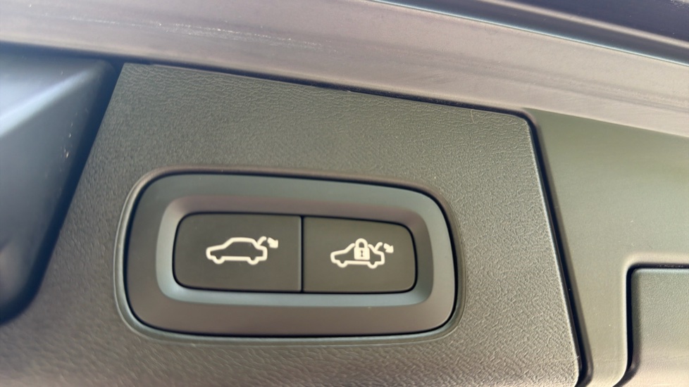 Volvo XC60 2.0 T6 [350] RC PHEV Plus Dark 5dr AWD Geartronic Estate - Image 35