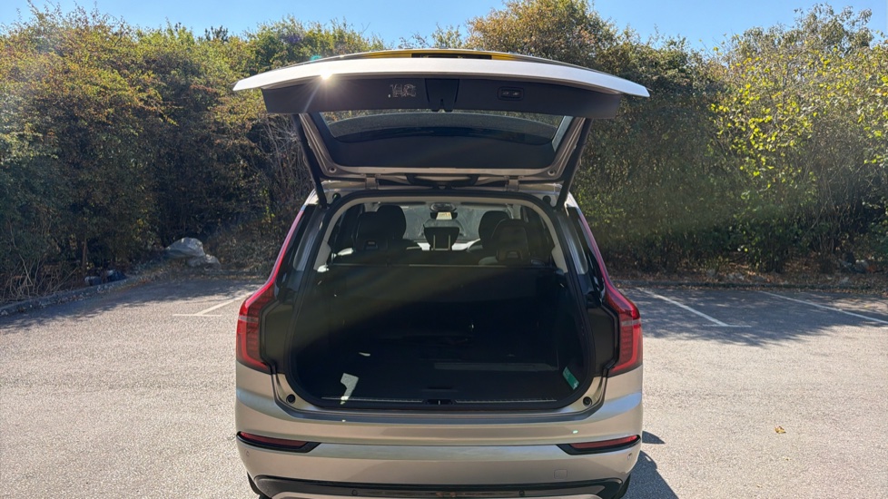 Volvo XC90 2.0 B5P Plus Dark 5dr AWD Geartronic Petrol Estate - Image 13