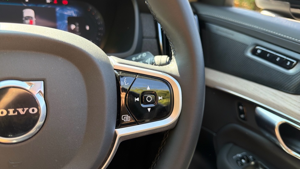 Volvo XC90 2.0 B5P Plus Dark 5dr AWD Geartronic Petrol Estate - Image 21