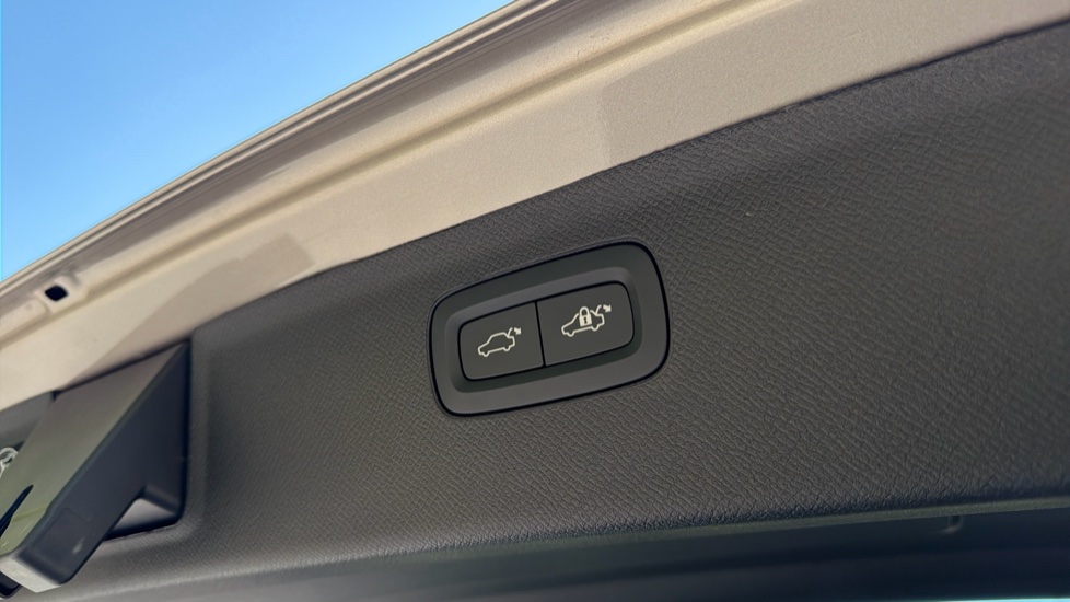 Volvo XC90 2.0 B5P Plus Dark 5dr AWD Geartronic Petrol Estate - Image 34