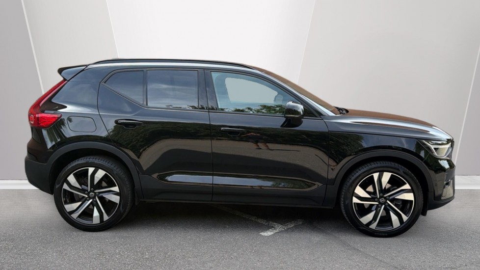 Volvo XC40 2.0 B4P Ultimate Dark 5dr Auto Petrol Estate - Image 3
