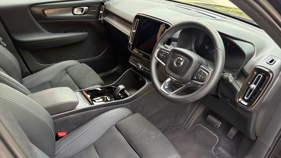 Volvo XC40 2.0 B4P Ultimate Dark 5dr Auto Petrol Estate - Image 4