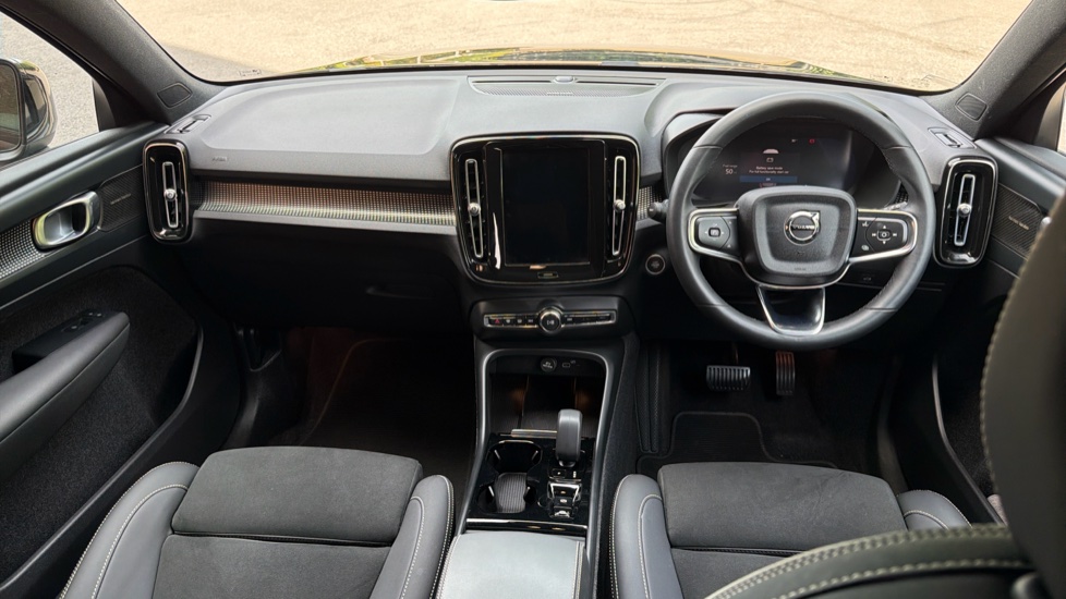 Volvo XC40 2.0 B4P Ultimate Dark 5dr Auto Petrol Estate - Image 5