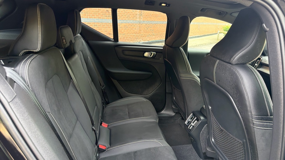 Volvo XC40 2.0 B4P Ultimate Dark 5dr Auto Petrol Estate - Image 6