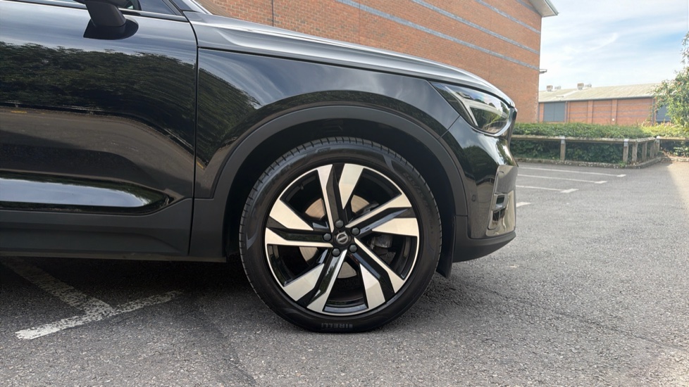 Volvo XC40 2.0 B4P Ultimate Dark 5dr Auto Petrol Estate - Image 9