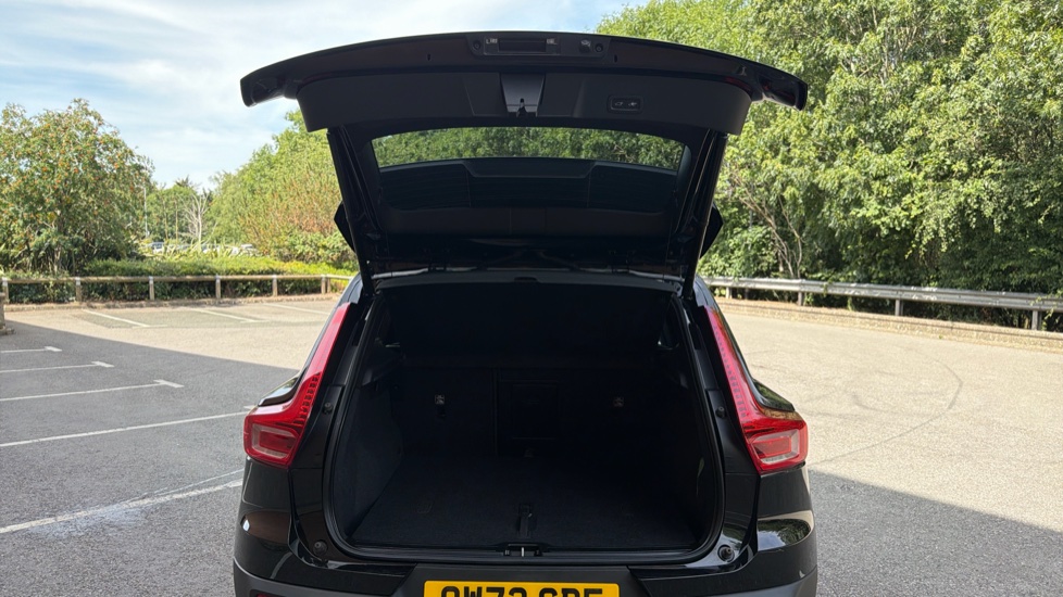 Volvo XC40 2.0 B4P Ultimate Dark 5dr Auto Petrol Estate - Image 13