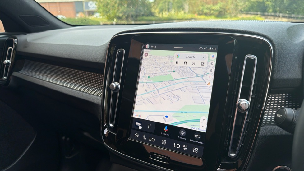 Volvo XC40 2.0 B4P Ultimate Dark 5dr Auto Petrol Estate - Image 17