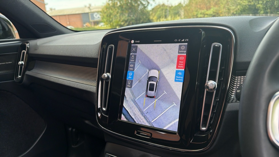 Volvo XC40 2.0 B4P Ultimate Dark 5dr Auto Petrol Estate - Image 18
