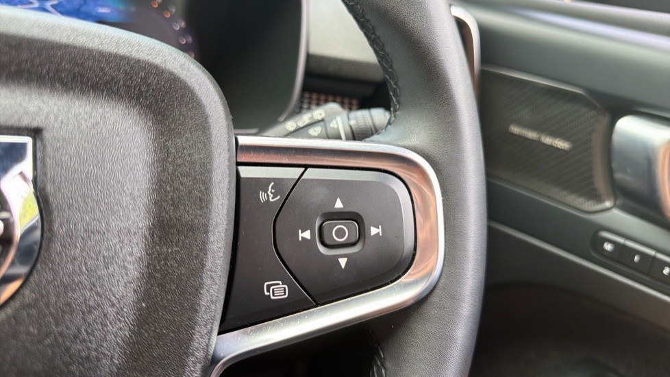 Volvo XC40 2.0 B4P Ultimate Dark 5dr Auto Petrol Estate - Image 21