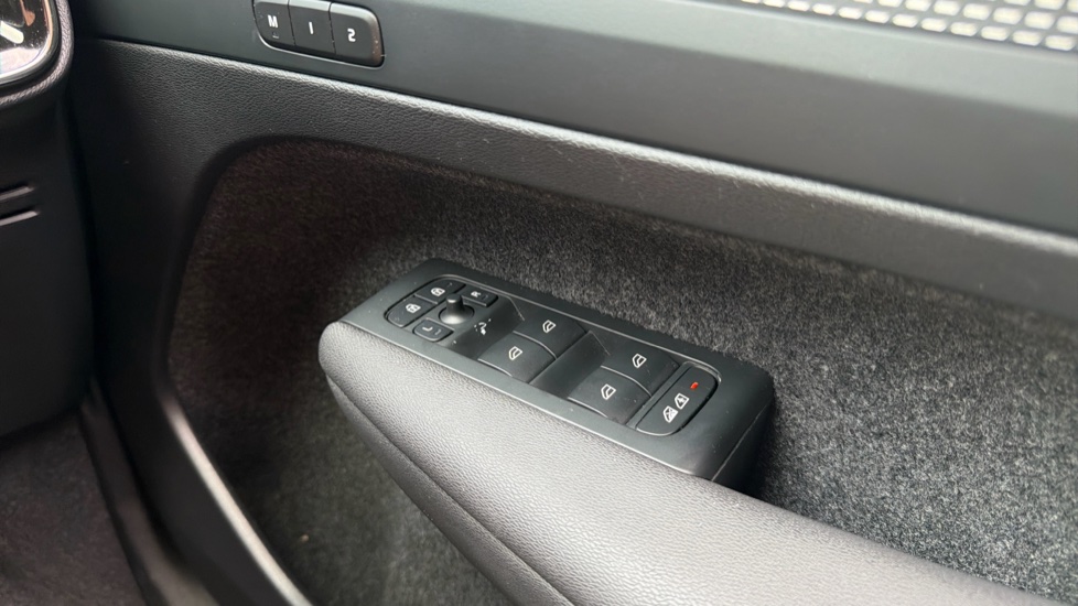 Volvo XC40 2.0 B4P Ultimate Dark 5dr Auto Petrol Estate - Image 23