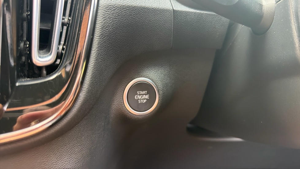 Volvo XC40 2.0 B4P Ultimate Dark 5dr Auto Petrol Estate - Image 26