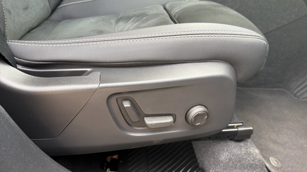 Volvo XC40 2.0 B4P Ultimate Dark 5dr Auto Petrol Estate - Image 29
