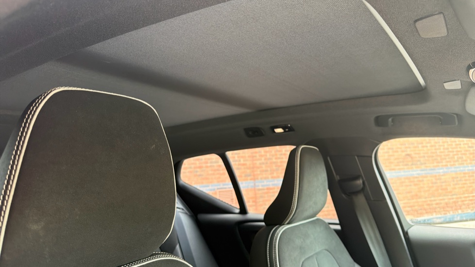 Volvo XC40 2.0 B4P Ultimate Dark 5dr Auto Petrol Estate - Image 30