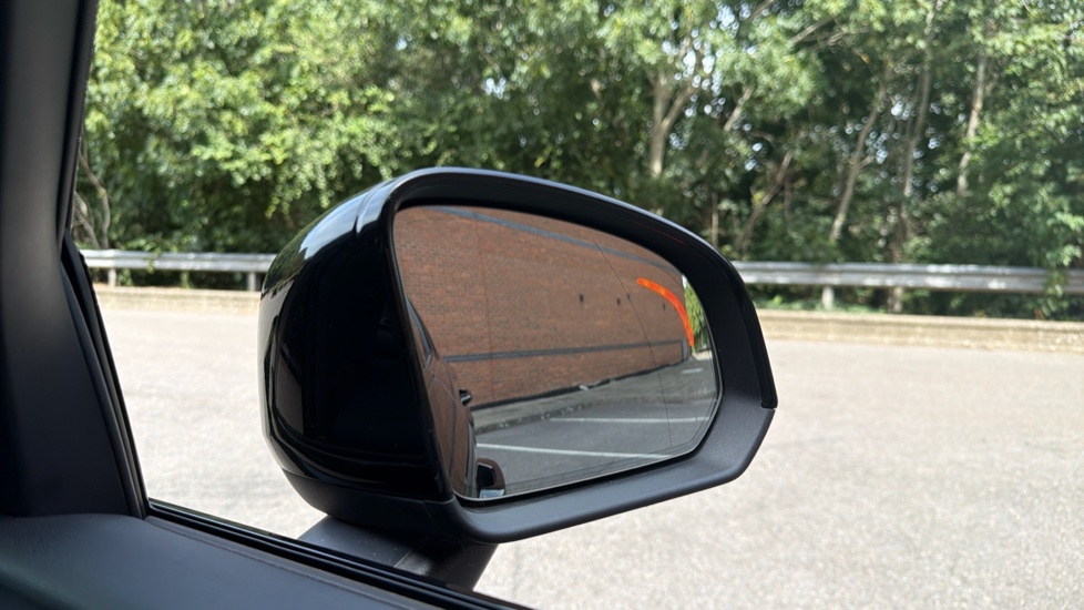 Volvo XC40 2.0 B4P Ultimate Dark 5dr Auto Petrol Estate - Image 31
