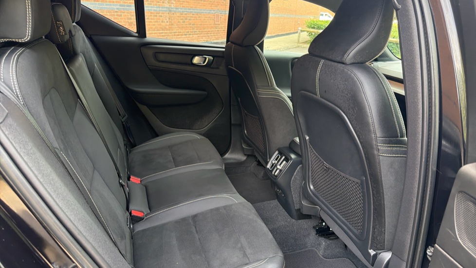 Volvo XC40 2.0 B4P Ultimate Dark 5dr Auto Petrol Estate - Image 32