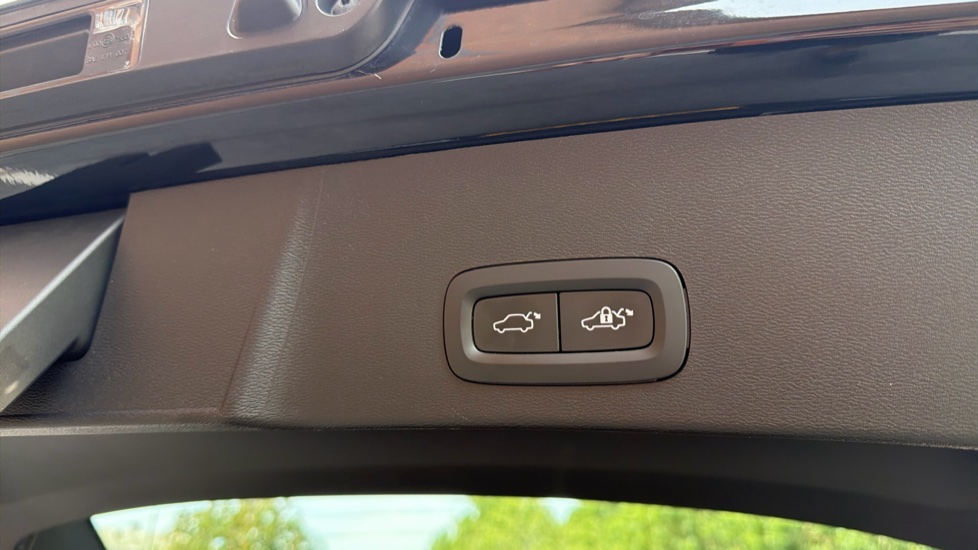 Volvo XC40 2.0 B4P Ultimate Dark 5dr Auto Petrol Estate - Image 34