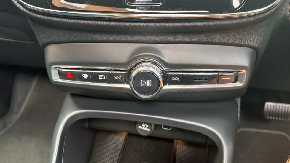 Volvo XC40 2.0 B4P Ultimate Dark 5dr Auto Petrol Estate - Image 36