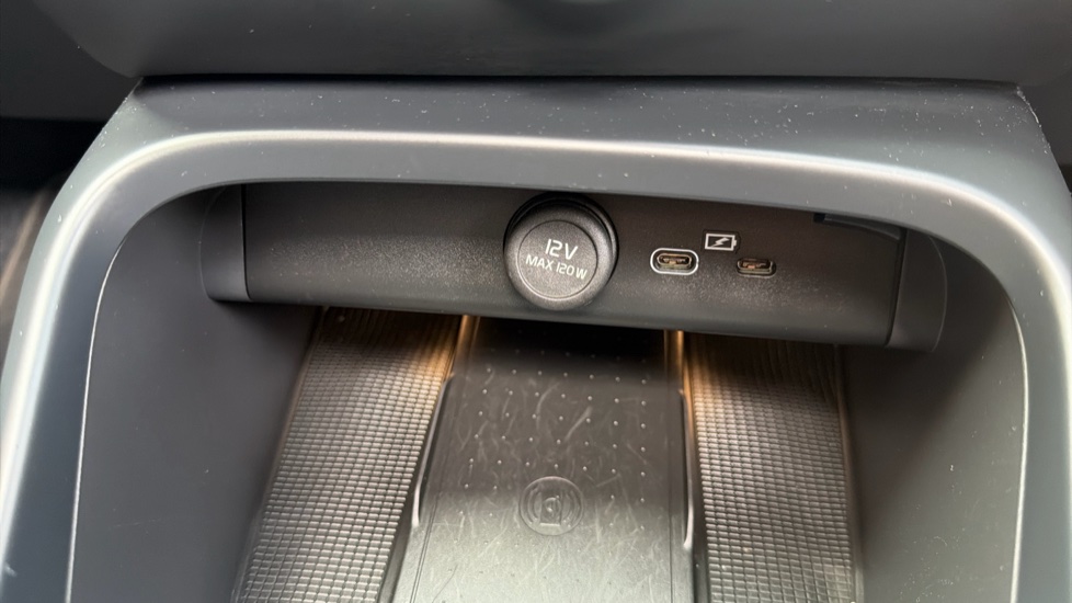 Volvo XC40 2.0 B4P Ultimate Dark 5dr Auto Petrol Estate - Image 37
