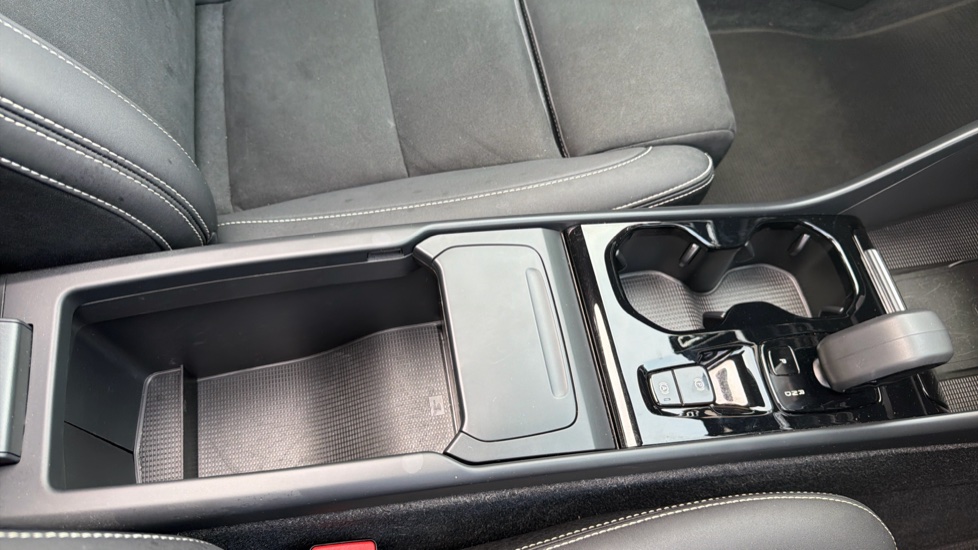Volvo XC40 2.0 B4P Ultimate Dark 5dr Auto Petrol Estate - Image 38