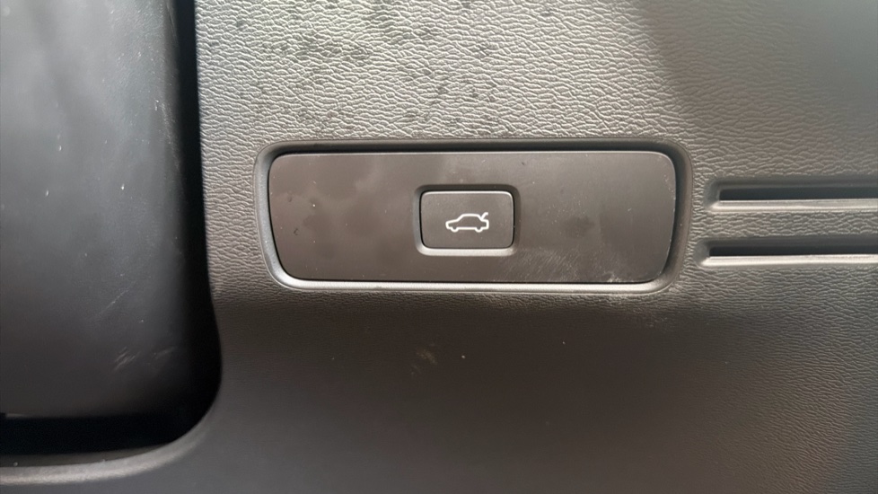 Volvo XC40 2.0 B4P Ultimate Dark 5dr Auto Petrol Estate - Image 46
