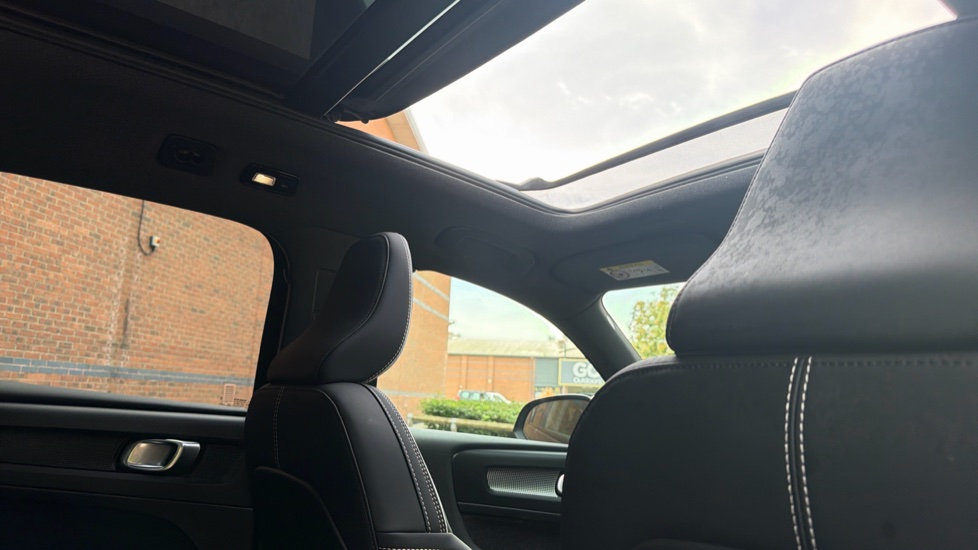 Volvo XC40 2.0 B4P Ultimate Dark 5dr Auto Petrol Estate - Image 50