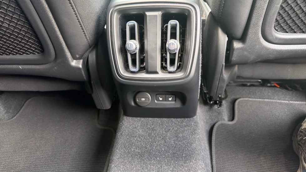 Volvo XC40 2.0 B4P Ultimate Dark 5dr Auto Petrol Estate - Image 51