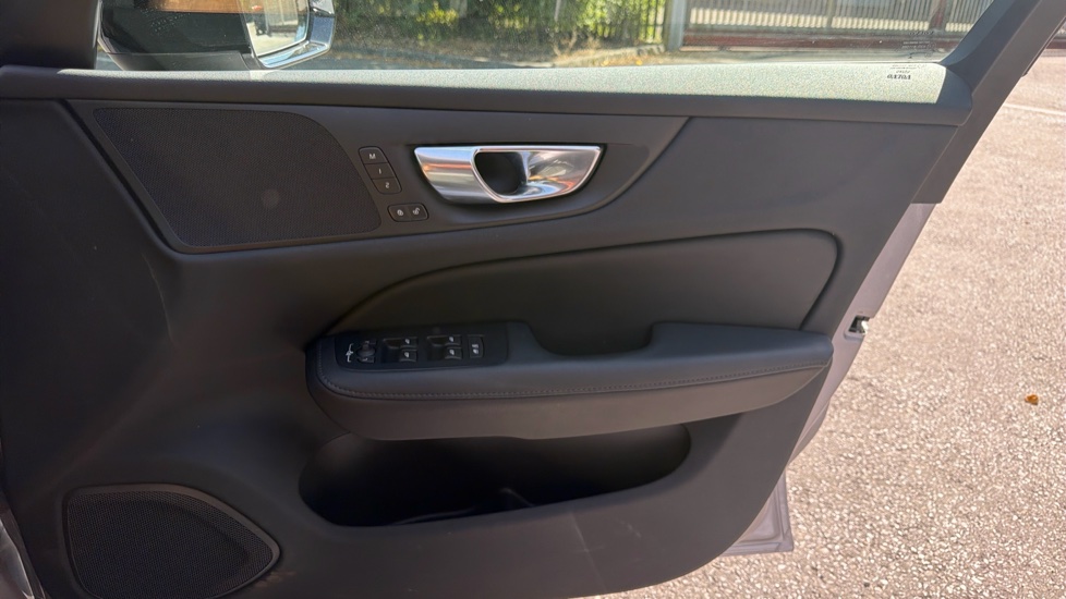 Volvo V60 2.0 B4P Plus Dark 5dr Auto [7 speed] Petrol Estate - Image 28