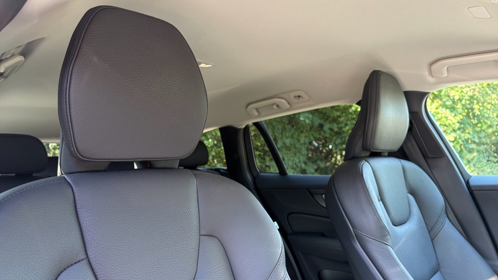 Volvo V60 2.0 B4P Plus Dark 5dr Auto [7 speed] Petrol Estate - Image 30