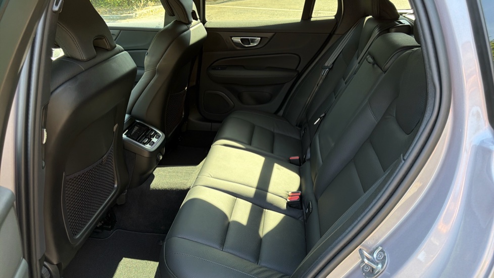 Volvo V60 2.0 B4P Plus Dark 5dr Auto [7 speed] Petrol Estate - Image 32