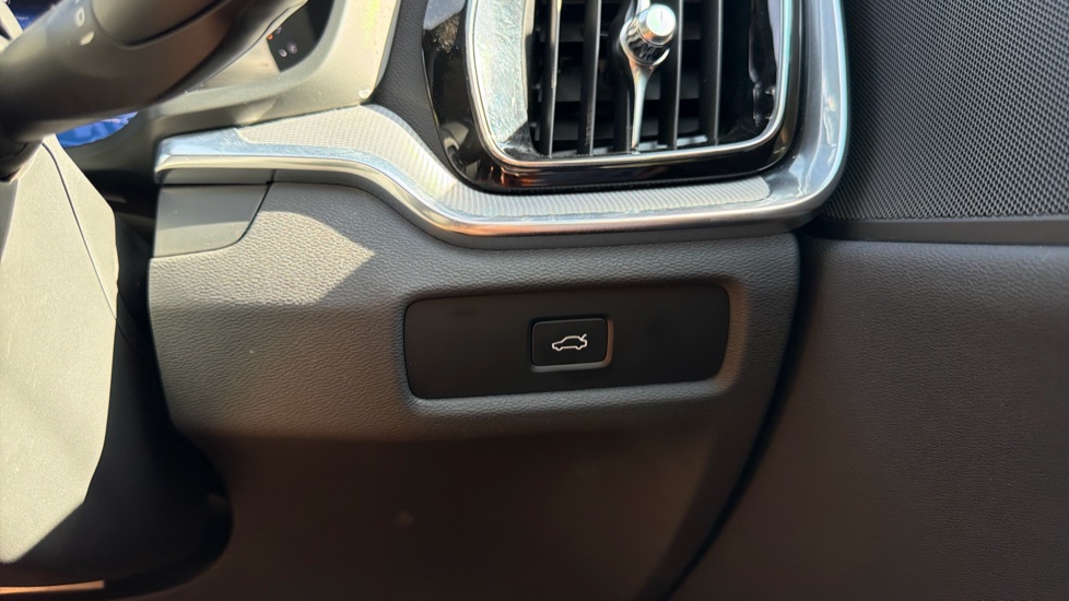Volvo V60 2.0 B4P Plus Dark 5dr Auto [7 speed] Petrol Estate - Image 46